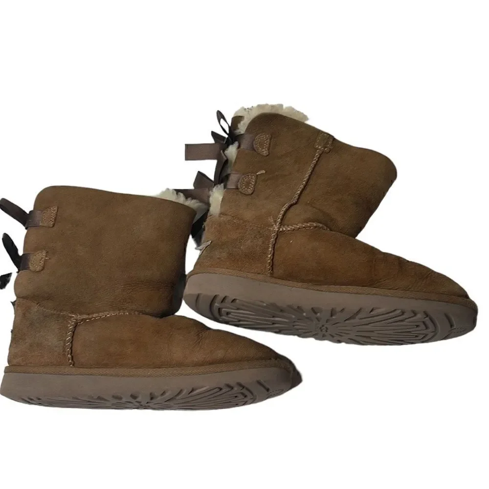 UGG Kids Bailey Bow II Chestnut Short Boots. Size 3.
